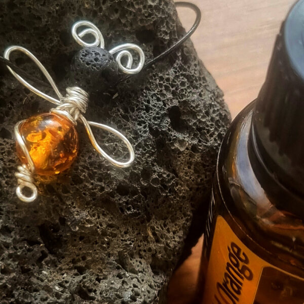 Pandantiv Albinuta Lava Vulcanica Aromat cu Parfum de Flori 100% Natural din Uleiuri Esentiale